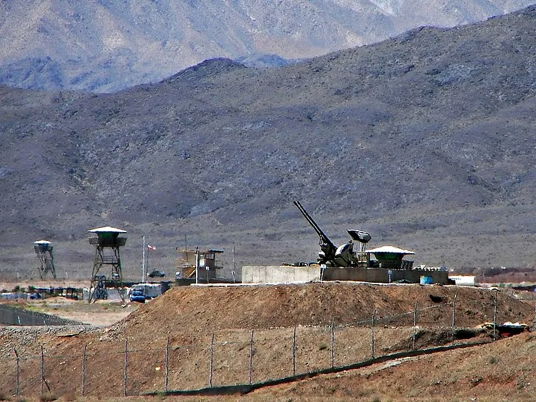 이란의 나탄즈 지하 핵시설 공사 현장지도